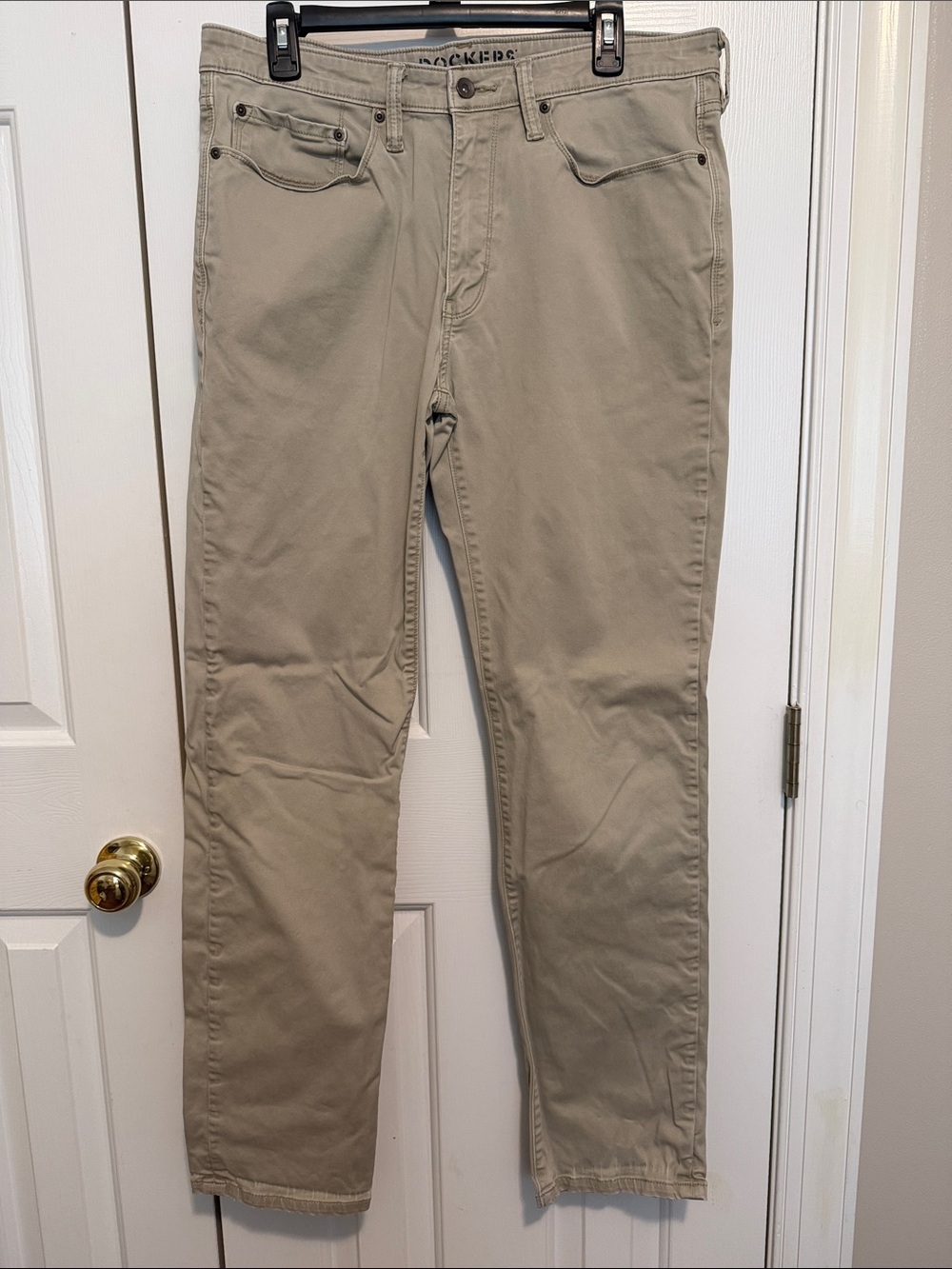 Dockers Men's Straight Chinos in Khaki